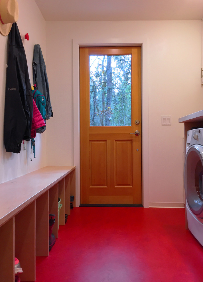 Modelo de lavadero multiusos y de galera contemporáneo pequeño con paredes blancas, suelo laminado y lavadora y secadora juntas