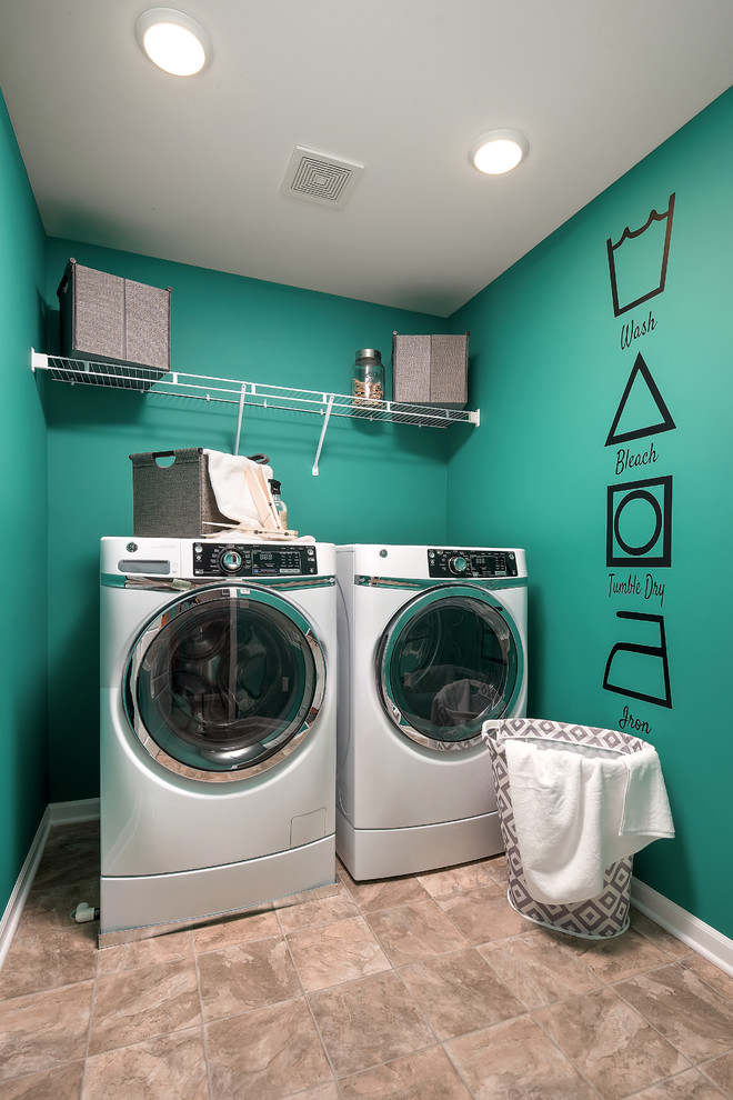Idee per una sala lavanderia chic di medie dimensioni con nessun'anta, pareti verdi, pavimento in travertino e lavatrice e asciugatrice affiancate