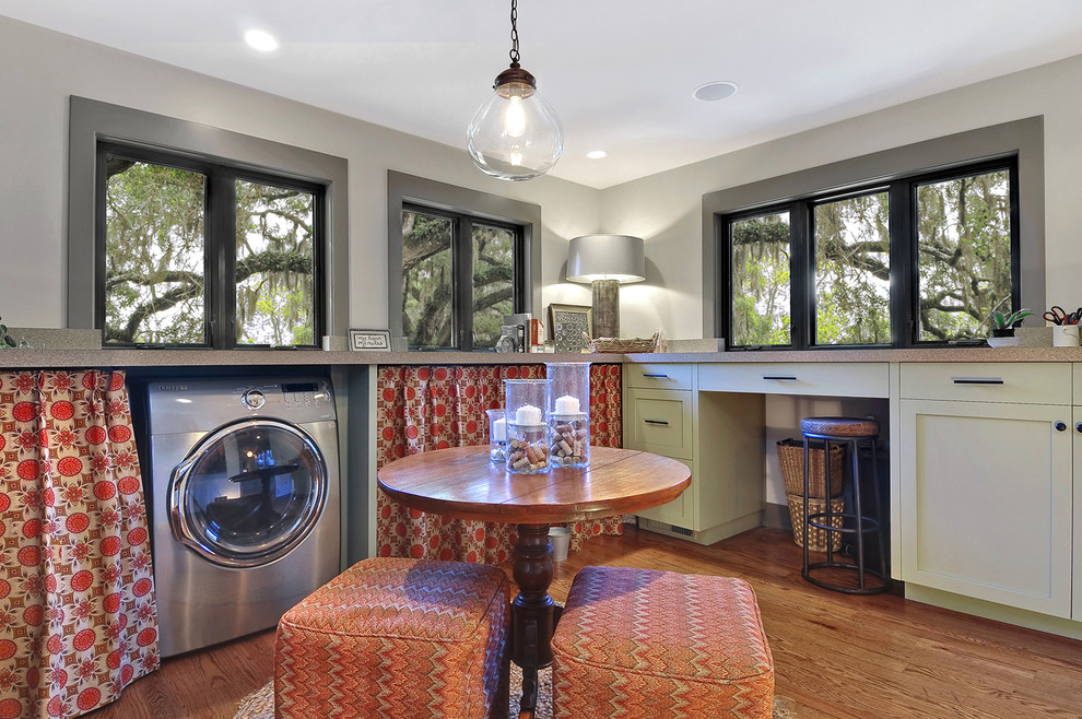 Industrial Waschküche mit Schrankfronten im Shaker-Stil, beigen Schränken und hellem Holzboden in Charleston