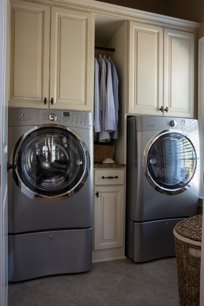 Foto di una lavanderia multiuso di medie dimensioni con ante in stile shaker, ante bianche, top in granito, pareti beige, pavimento con piastrelle in ceramica e lavatrice e asciugatrice affiancate