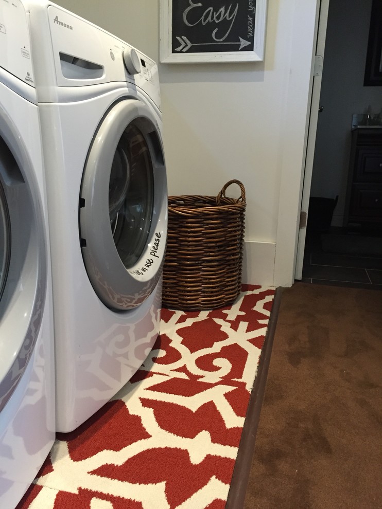 Foto di una piccola lavanderia multiuso stile marinaro con pareti bianche, moquette e lavatrice e asciugatrice affiancate