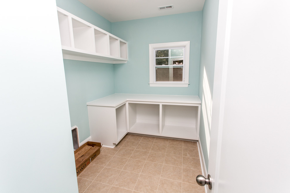 Esempio di una sala lavanderia chic di medie dimensioni con nessun'anta, ante bianche, top in legno, pareti blu, pavimento in gres porcellanato e lavatrice e asciugatrice affiancate