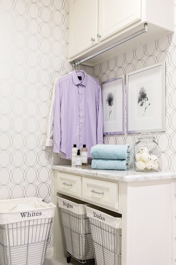 Idee per una piccola lavanderia chic con ante bianche, top in legno, pavimento in gres porcellanato, pavimento bianco, pareti bianche, lavatrice e asciugatrice affiancate e ante con riquadro incassato