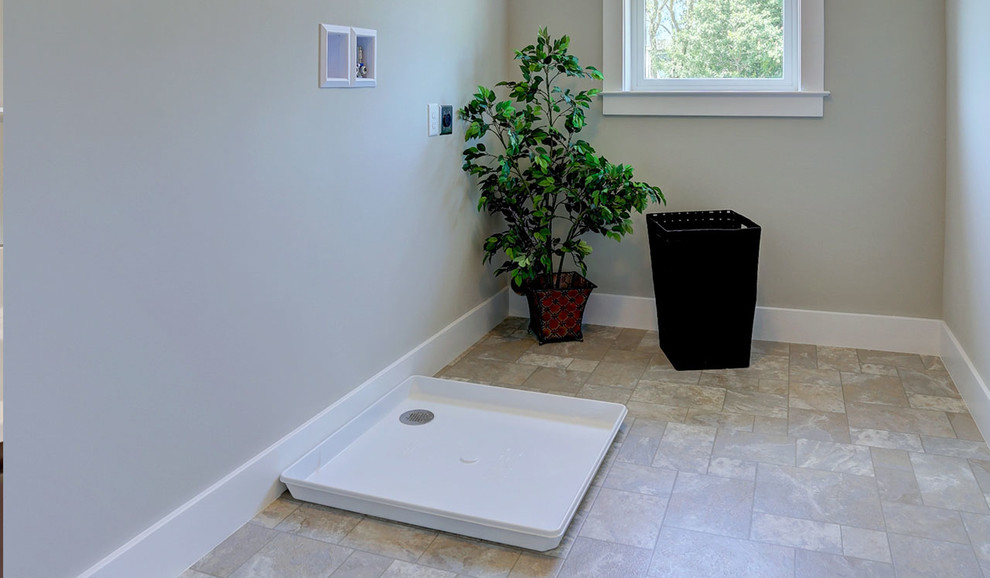 Foto di un ripostiglio-lavanderia country di medie dimensioni con pareti beige, pavimento in vinile, lavatrice e asciugatrice affiancate e pavimento grigio