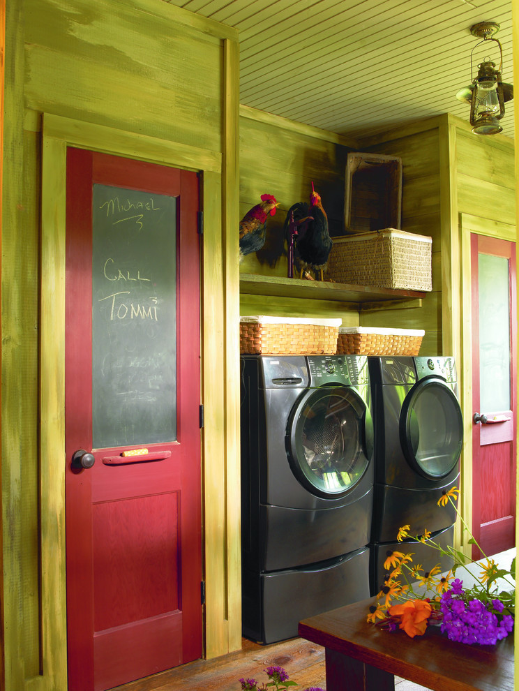 他の地域にあるお手頃価格の中くらいなラスティックスタイルのおしゃれな家事室 (緑の壁、濃色無垢フローリング) の写真