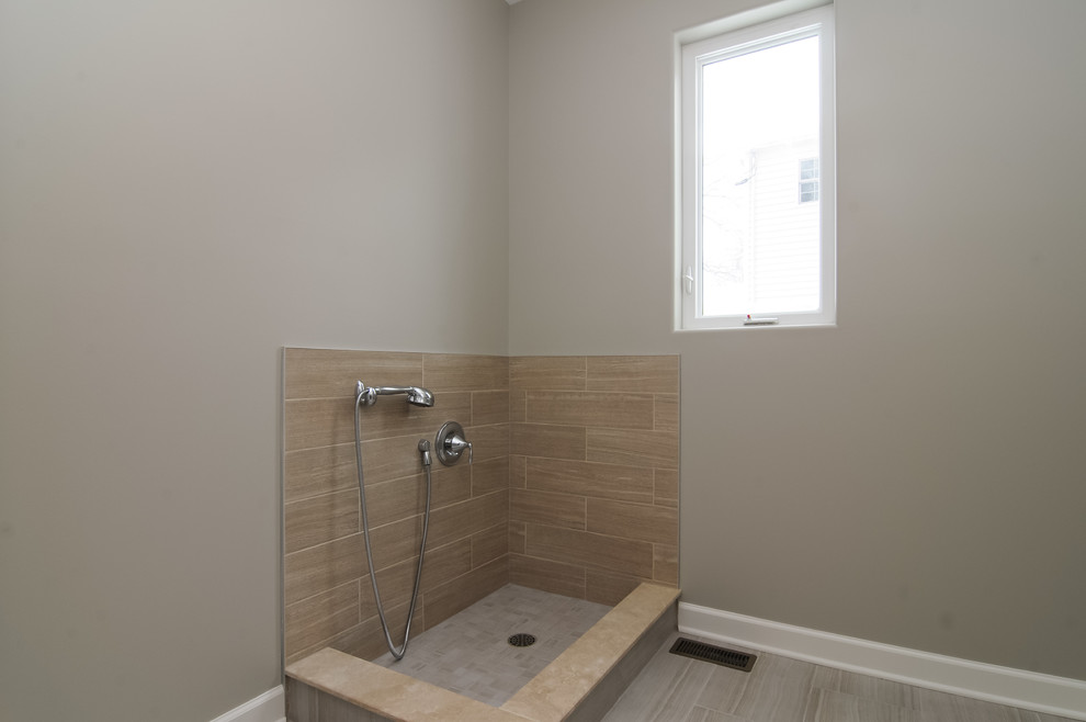 Esempio di una piccola sala lavanderia classica con lavatoio, pareti grigie e pavimento in travertino