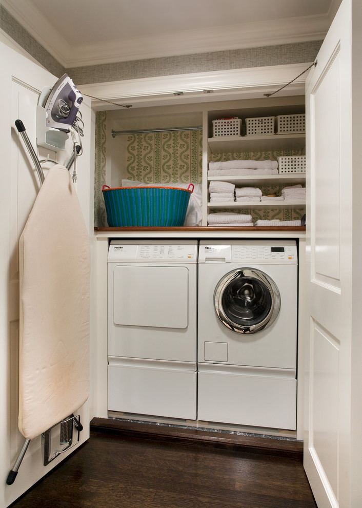 Einzeiliger, Kleiner Klassischer Hauswirtschaftsraum mit Waschmaschinenschrank in Boston