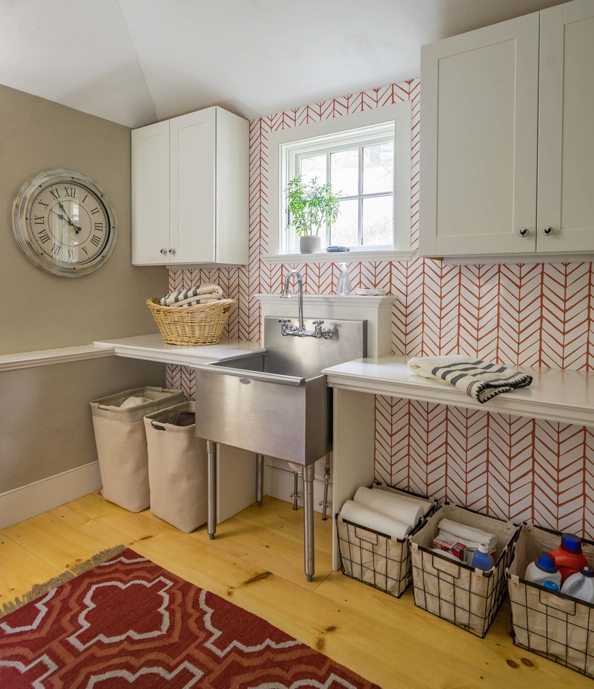 Landhaus Waschküche mit Ausgussbecken, Schrankfronten mit vertiefter Füllung, weißen Schränken, roter Wandfarbe und hellem Holzboden in Boston