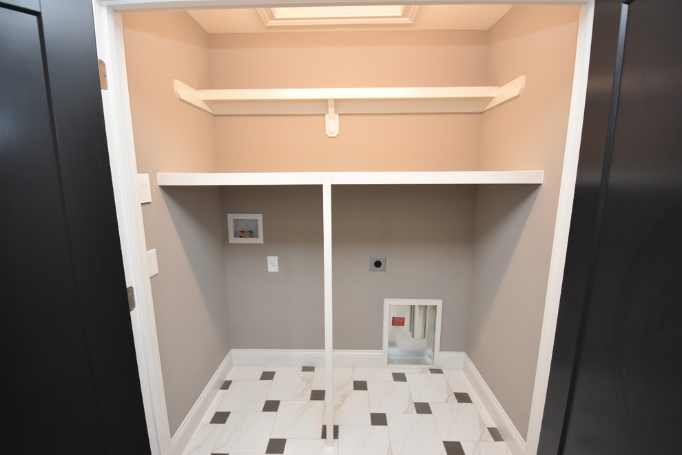 Idéer för en mellanstor amerikansk linjär liten tvättstuga, med grå väggar, klinkergolv i keramik och en tvättmaskin och torktumlare bredvid varandra
