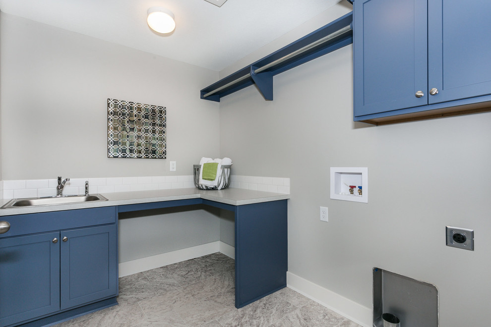 Idéer för att renovera en mellanstor amerikansk linjär liten tvättstuga, med en nedsänkt diskho, skåp i shakerstil, blå skåp, beige väggar och klinkergolv i keramik
