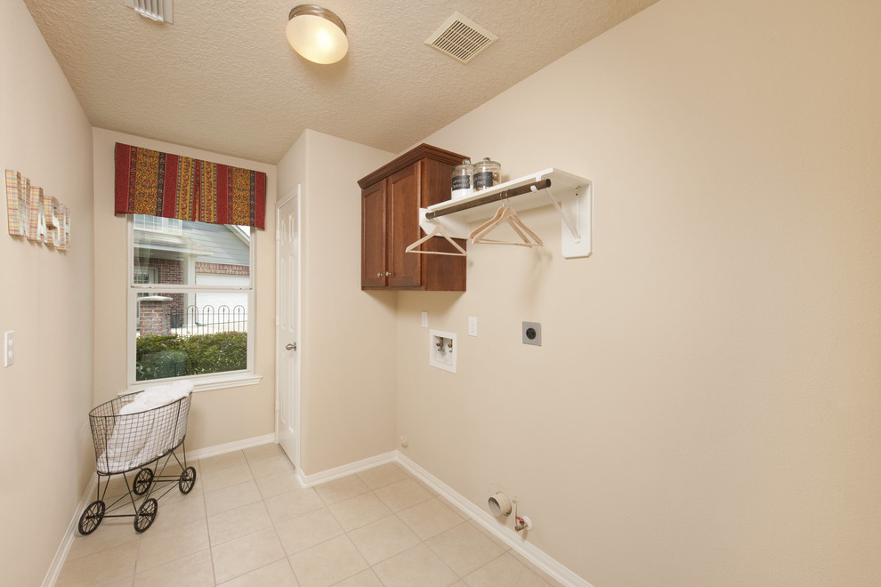 Example of a classic laundry room design in Houston