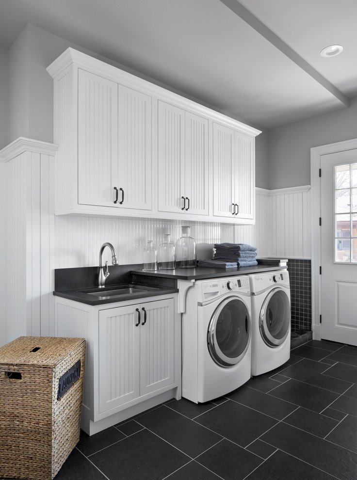 Ejemplo de lavadero lineal tradicional renovado con puertas de armario blancas, encimera de laminado, paredes verdes, suelo de baldosas de porcelana y armarios con paneles empotrados