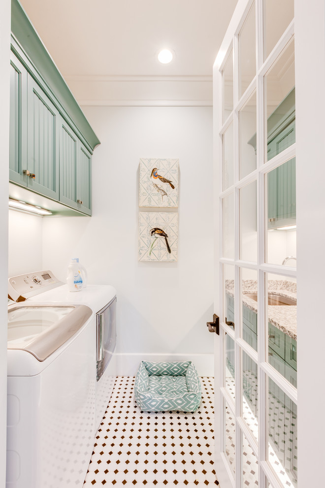 Idee per una sala lavanderia classica con lavatrice e asciugatrice affiancate, ante blu e pavimento multicolore