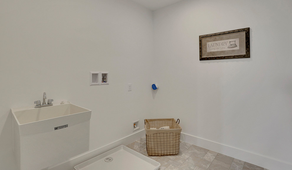 Esempio di una grande sala lavanderia tradizionale con lavatoio, pareti grigie, pavimento in vinile e lavatrice e asciugatrice affiancate