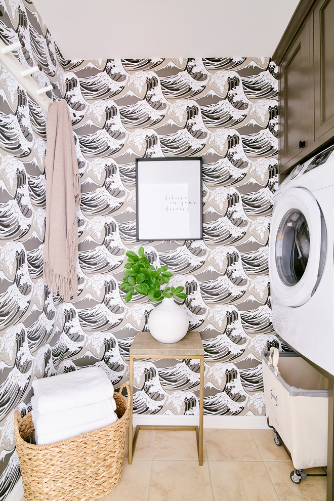 Inspiration för små klassiska tvättstugor enbart för tvätt, med luckor med infälld panel, klinkergolv i keramik, beiget golv, bruna skåp och flerfärgade väggar