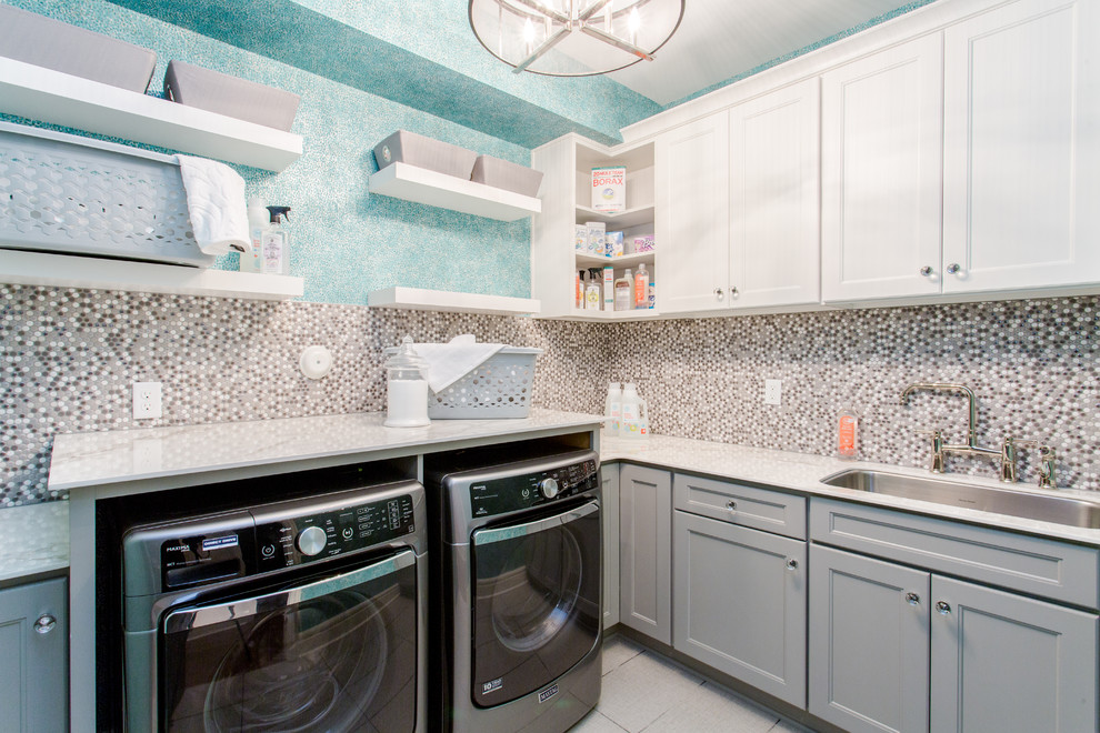 リッチモンドにある中くらいなトランジショナルスタイルのおしゃれな洗濯室 (L型、アンダーカウンターシンク、落し込みパネル扉のキャビネット、白いキャビネット、青い壁、左右配置の洗濯機・乾燥機) の写真