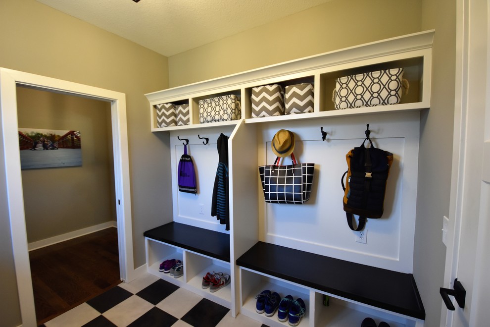Ejemplo de cuarto de lavado lineal de estilo americano de tamaño medio con armarios abiertos, puertas de armario blancas, encimera de madera, paredes grises y lavadora y secadora juntas