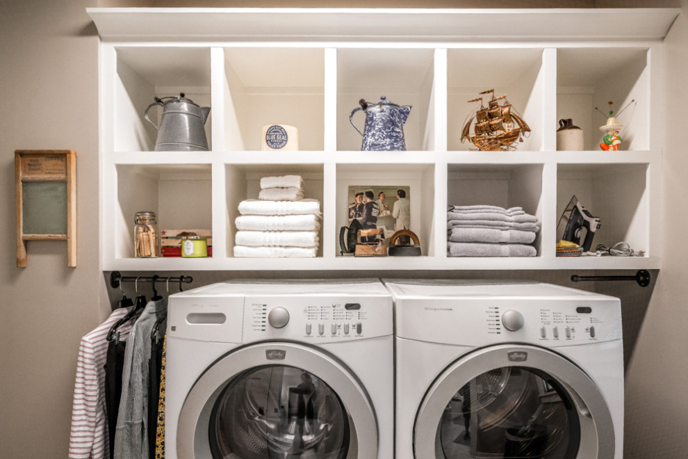 Idéer för lantliga linjära tvättstugor enbart för tvätt, med öppna hyllor, vita skåp, grå väggar, marmorgolv, en tvättmaskin och torktumlare bredvid varandra och vitt golv