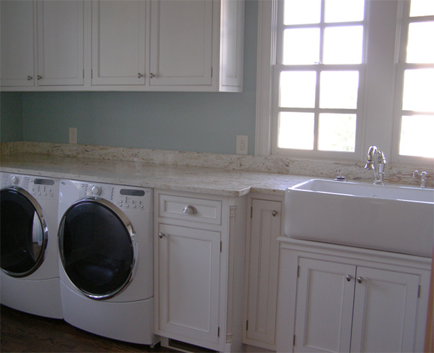 Ispirazione per una lavanderia classica con lavello stile country, pareti blu e lavatrice e asciugatrice affiancate