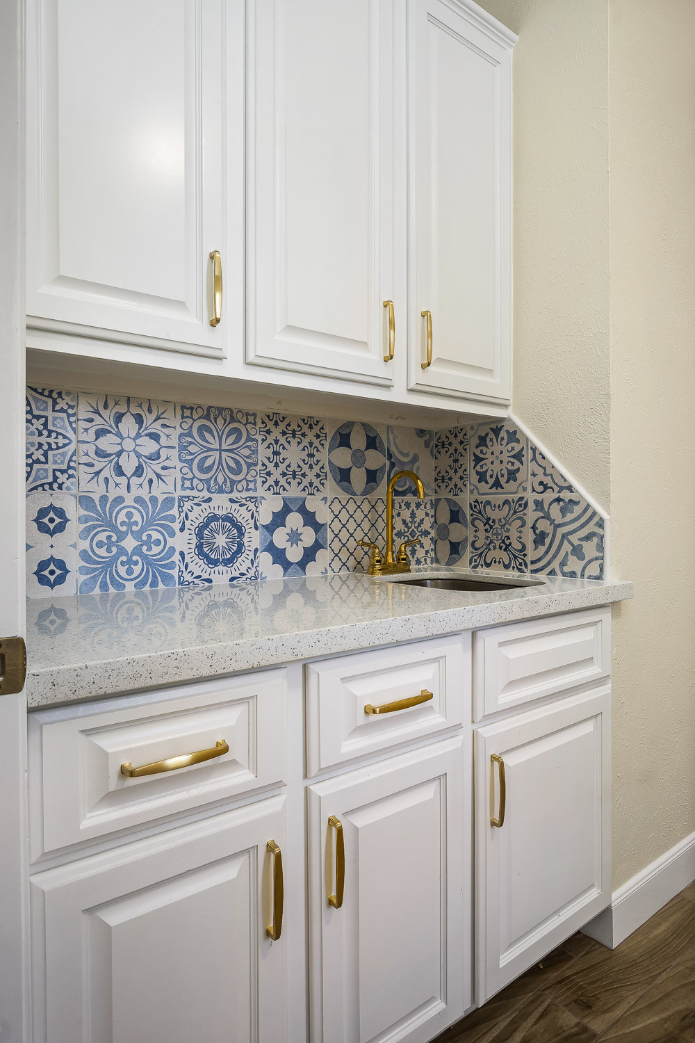 75 Beautiful Laundry Room With Blue Backsplash And Beige Walls Pictures Ideas May 2021 Houzz