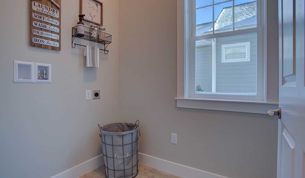 Einzeilige, Mittelgroße Rustikale Waschküche mit grauer Wandfarbe, Keramikboden und Waschmaschine und Trockner nebeneinander in Sonstige
