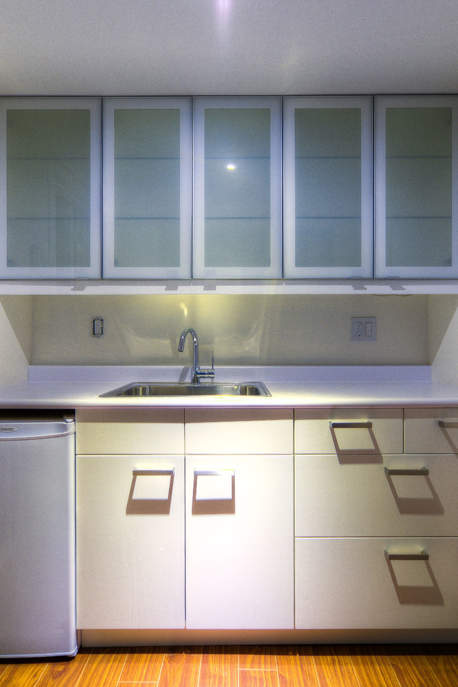 Photo of a modern utility room in Toronto.