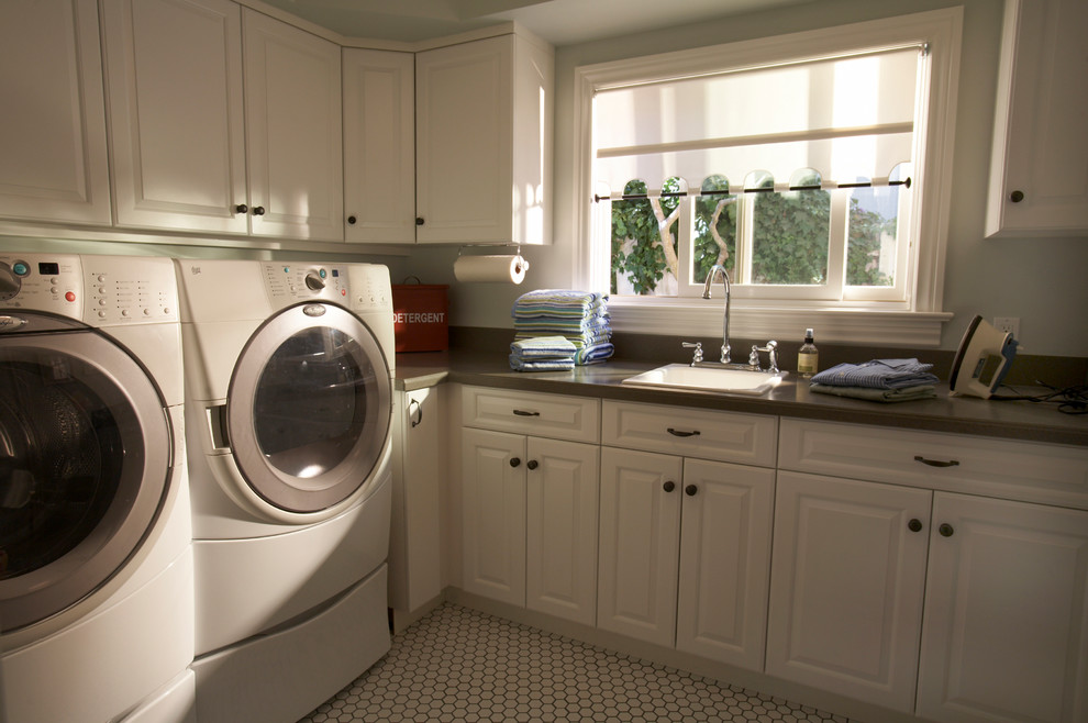 Idéer för en mellanstor klassisk l-formad tvättstuga enbart för tvätt, med en nedsänkt diskho, luckor med upphöjd panel, vita skåp, klinkergolv i keramik, en tvättmaskin och torktumlare bredvid varandra, laminatbänkskiva och grå väggar