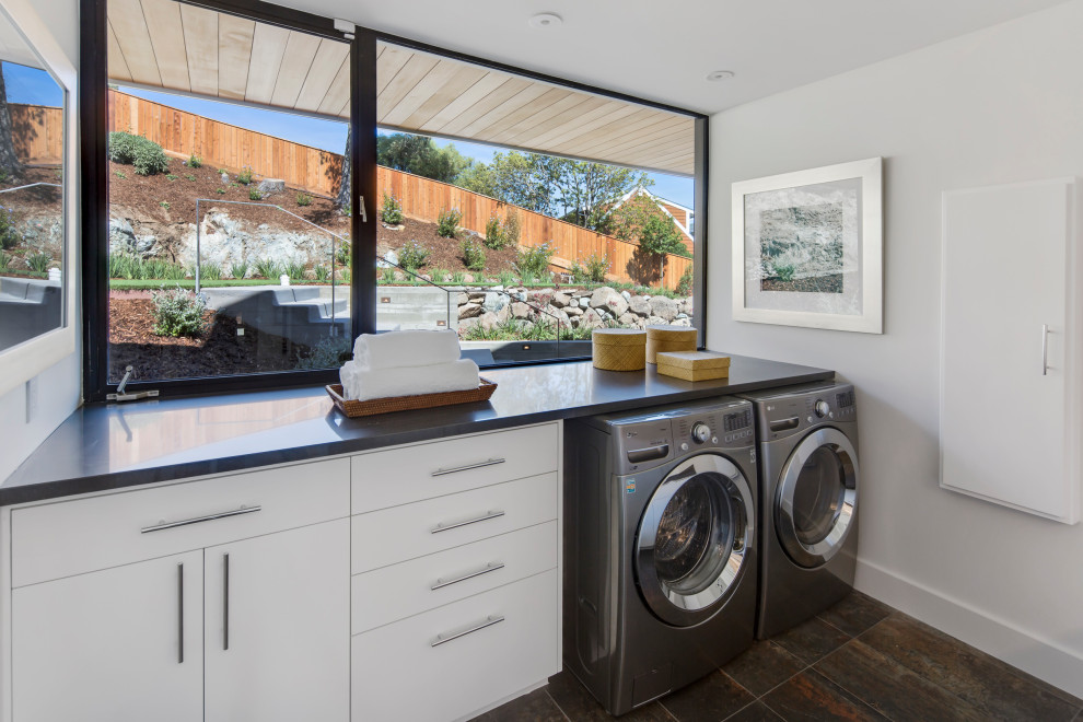Laundry room - contemporary laundry room idea in San Francisco
