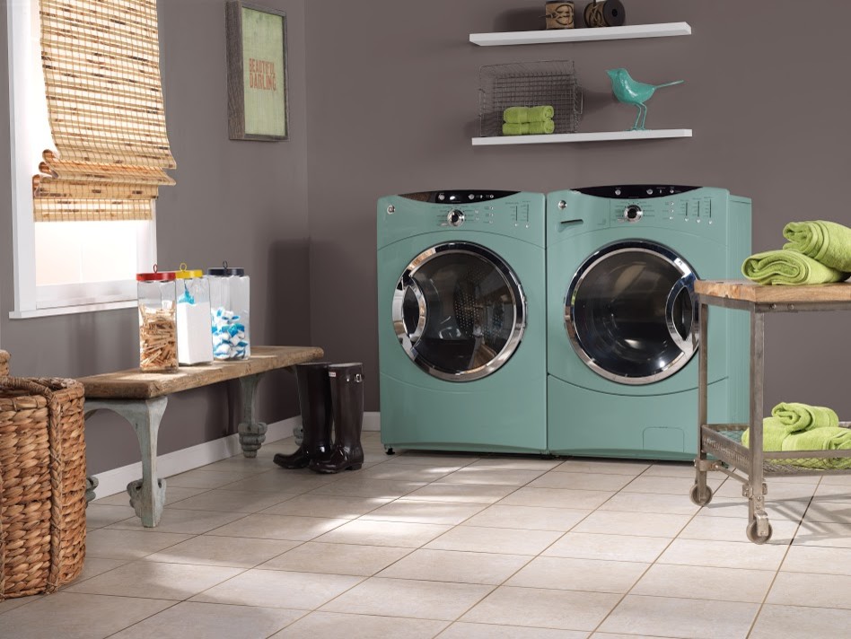 Foto på en stor eklektisk tvättstuga enbart för tvätt, med grå väggar, en tvättmaskin och torktumlare bredvid varandra och klinkergolv i keramik