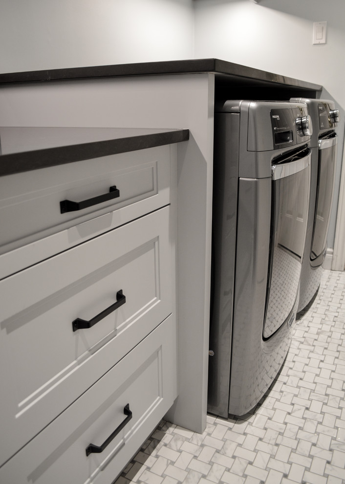 Zweizeilige, Mittelgroße Klassische Waschküche mit Unterbauwaschbecken, Schrankfronten im Shaker-Stil, grauen Schränken, Quarzwerkstein-Arbeitsplatte, grauer Wandfarbe, Porzellan-Bodenfliesen, Waschmaschine und Trockner nebeneinander und buntem Boden in Toronto