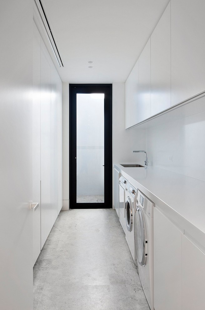 Moderner Hauswirtschaftsraum mit Marmorboden und grauem Boden in Melbourne