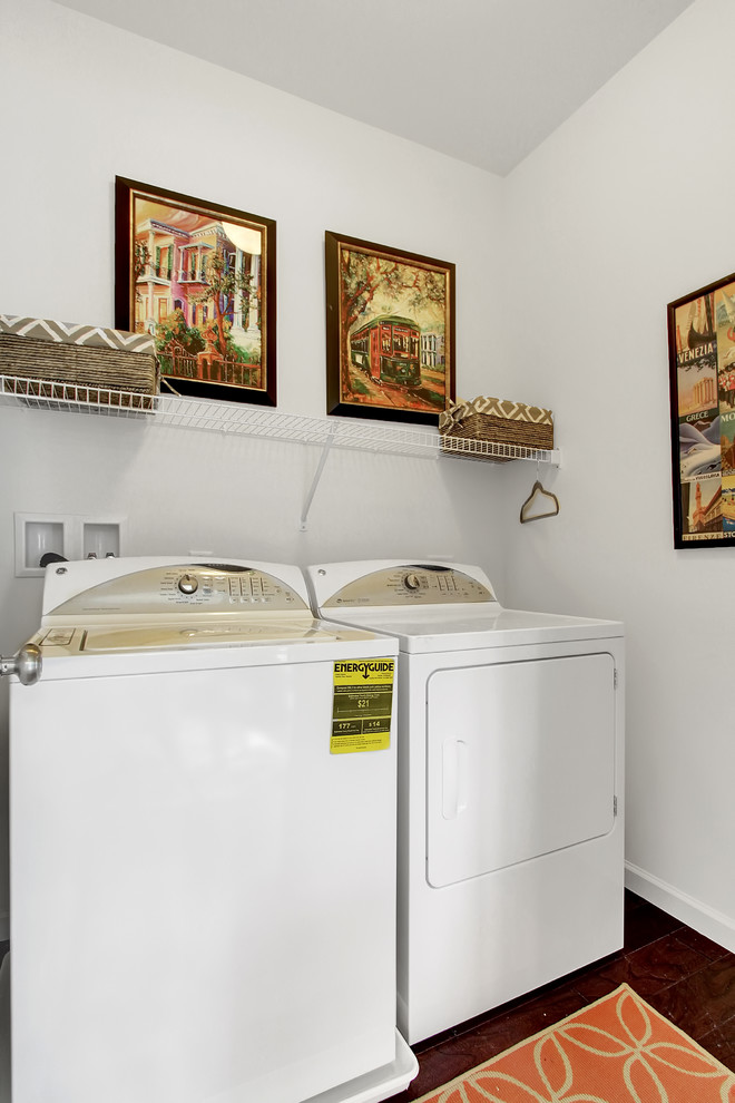 Foto di una piccola sala lavanderia classica con pareti bianche, parquet scuro e lavatrice e asciugatrice affiancate