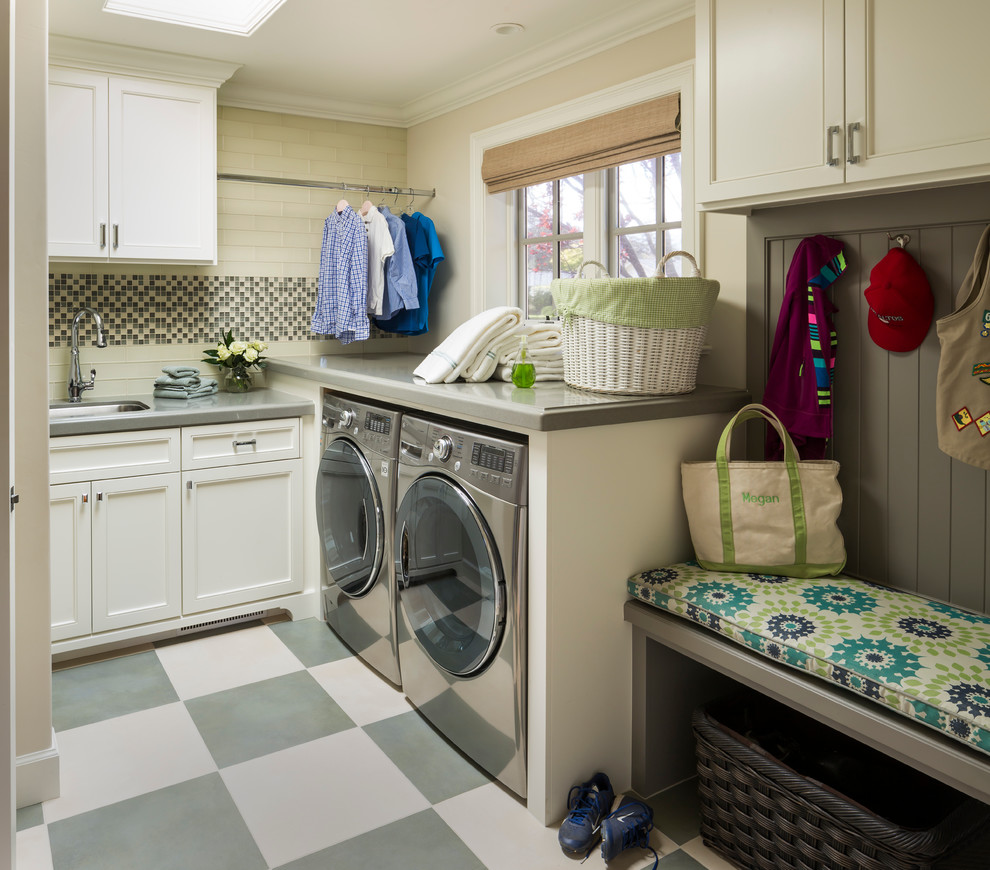 Klassische Waschküche mit Unterbauwaschbecken, Schrankfronten mit vertiefter Füllung, weißen Schränken und Waschmaschine und Trockner nebeneinander in San Francisco