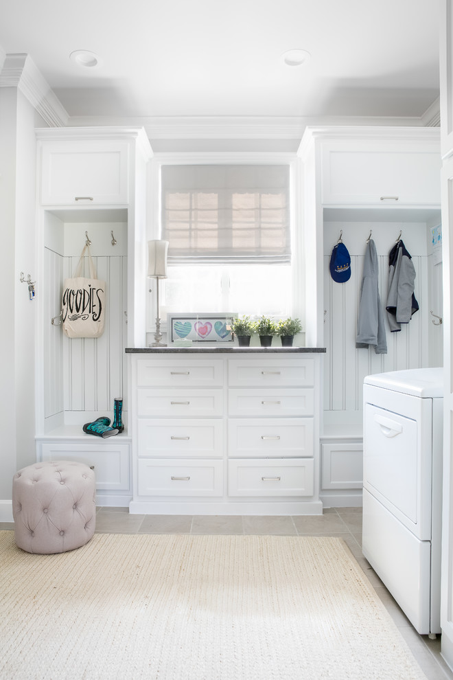 Diseño de lavadero clásico renovado con armarios estilo shaker, puertas de armario blancas y suelo beige