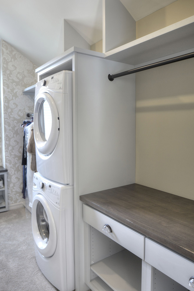 Idee per una lavanderia chic con ante bianche e lavatrice e asciugatrice a colonna