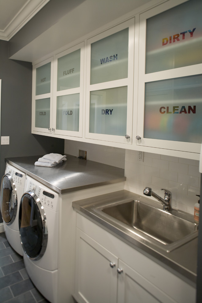 Immagine di una lavanderia chic con lavello da incasso e lavatrice e asciugatrice affiancate