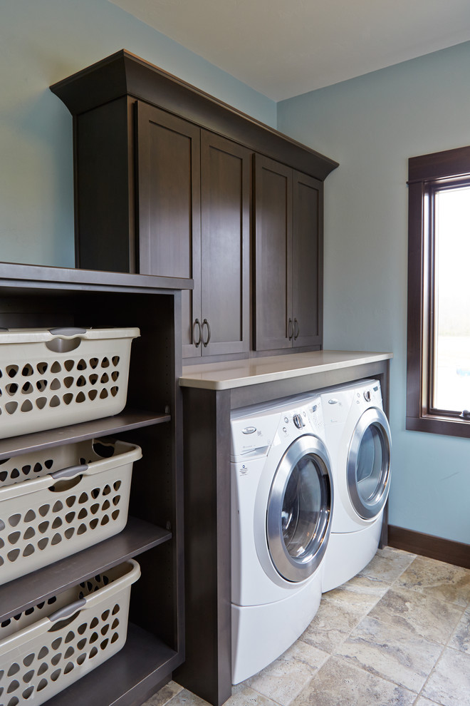 Idee per una sala lavanderia tradizionale di medie dimensioni con ante in stile shaker, top in quarzo composito e lavatrice e asciugatrice affiancate