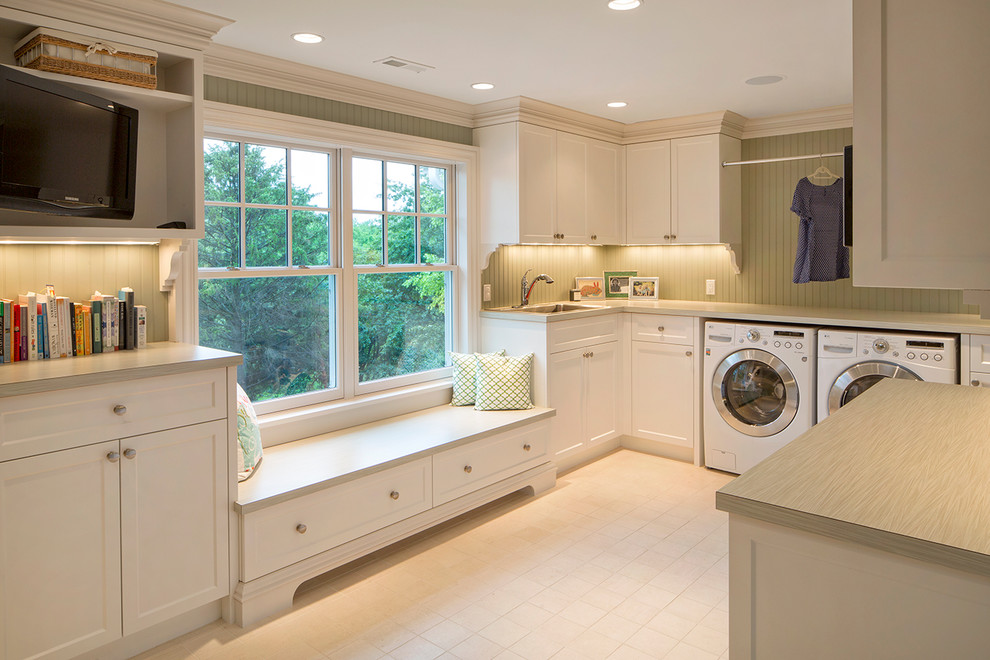 Imagen de lavadero en U tradicional con armarios estilo shaker, puertas de armario blancas, paredes verdes, lavadora y secadora juntas y encimeras beige