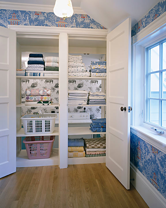 На фото: универсальная комната в классическом стиле с синими стенами, паркетным полом среднего тона и со стиральной и сушильной машиной рядом