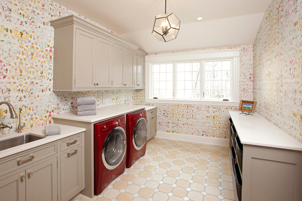 Idee per una lavanderia chic con ante grigie, lavatrice e asciugatrice affiancate e pavimento beige