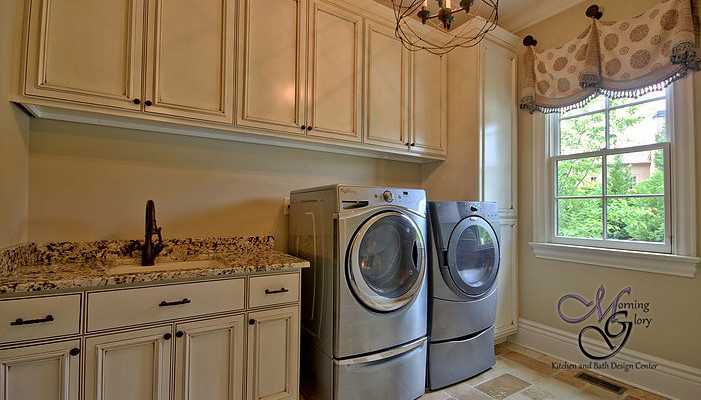 Esempio di una sala lavanderia classica di medie dimensioni con lavello sottopiano, ante con riquadro incassato, ante beige, top in granito, pareti beige, pavimento in terracotta e lavatrice e asciugatrice affiancate