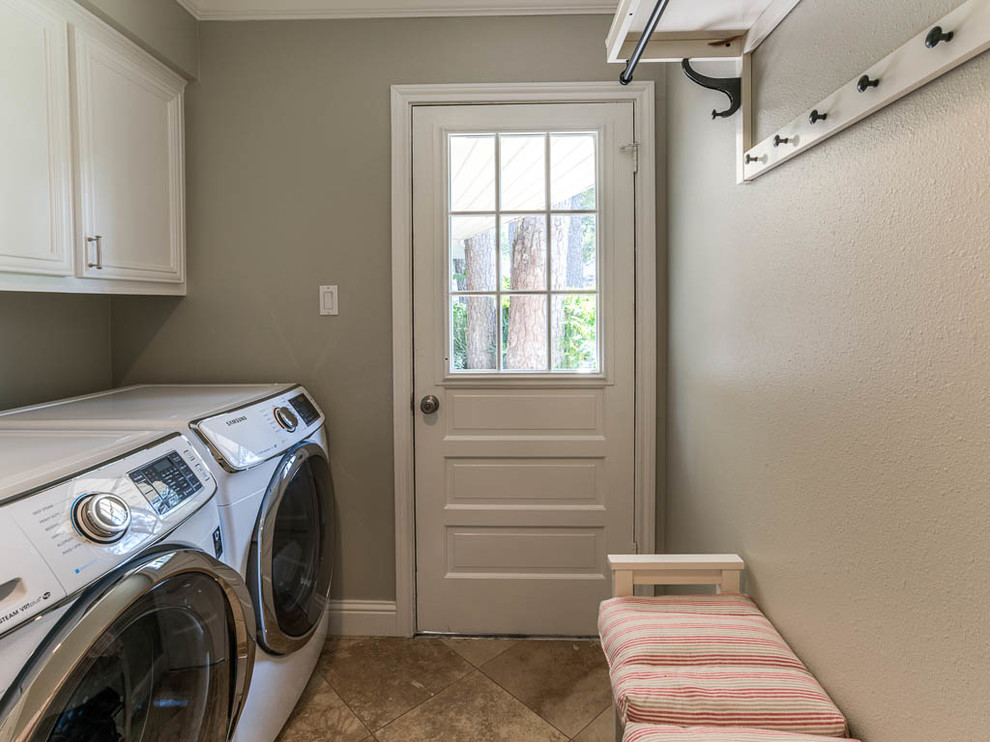 Imagen de cuarto de lavado de galera tradicional pequeño con armarios con paneles lisos, puertas de armario blancas, paredes grises, suelo de travertino y lavadora y secadora juntas
