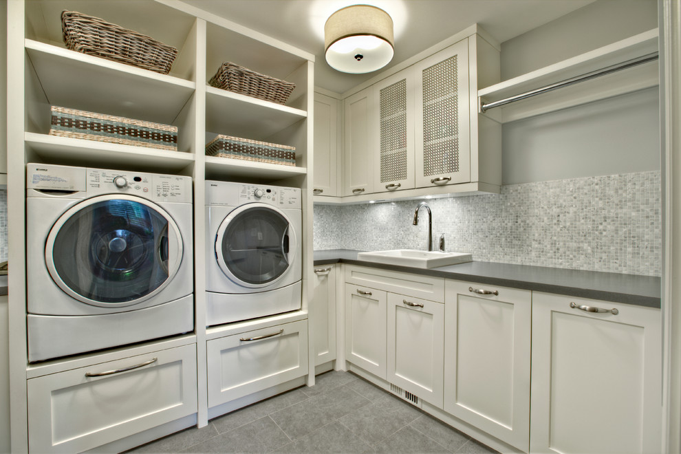Ejemplo de lavadero clásico renovado con puertas de armario blancas y encimeras grises