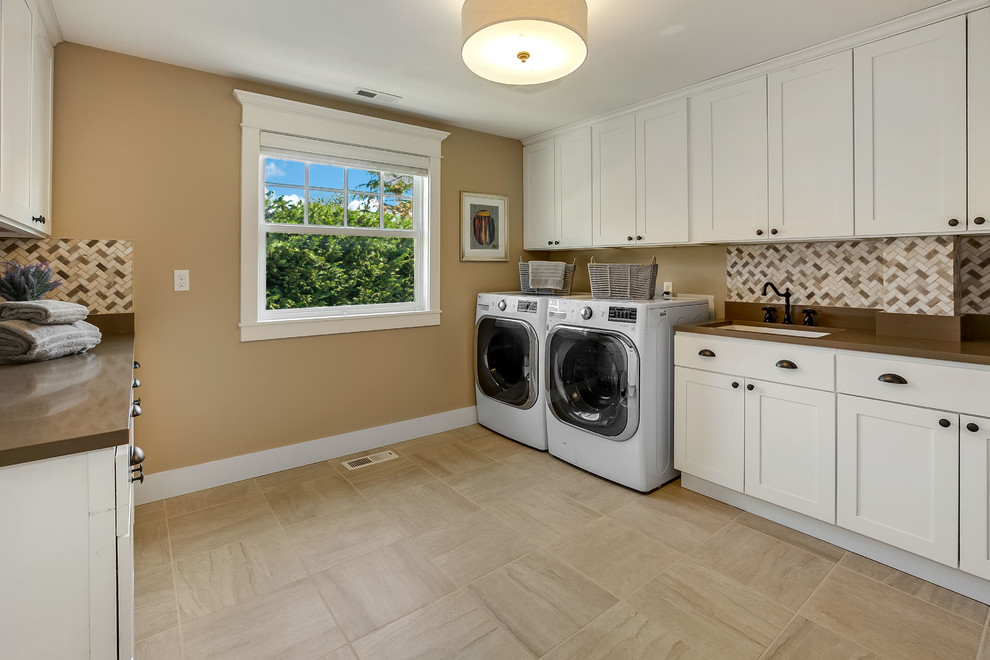 Laundry room - traditional laundry room idea in Seattle