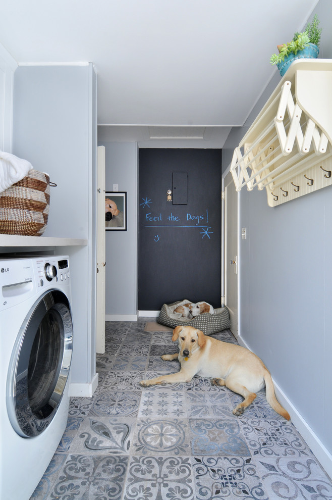 Immagine di una lavanderia tradizionale con pareti blu