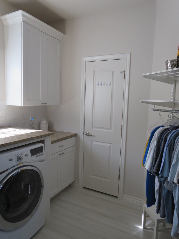 Imagen de cuarto de lavado en L clásico renovado de tamaño medio con fregadero de un seno, armarios estilo shaker, puertas de armario blancas, encimera de granito, paredes beige, suelo de baldosas de porcelana y lavadora y secadora juntas