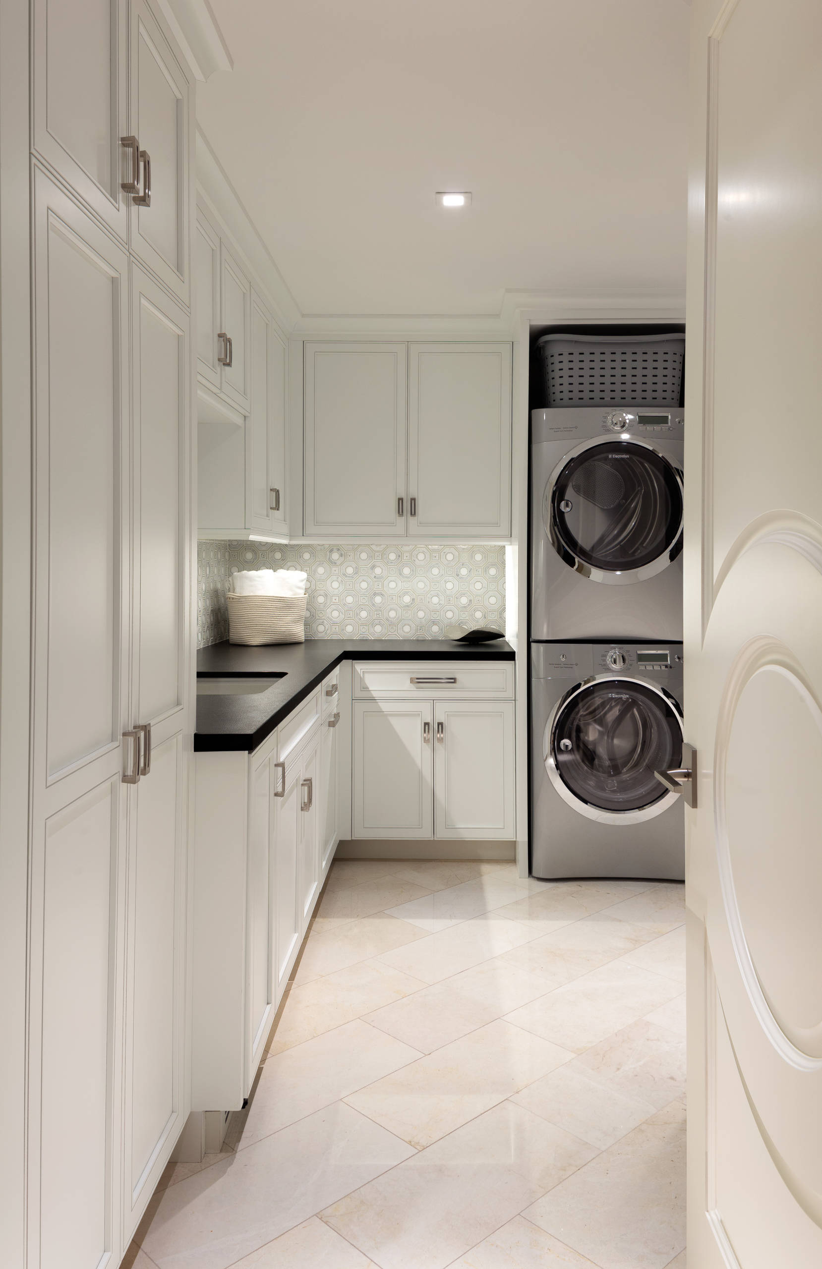 75 Beautiful Stacked Washer/Dryer Laundry Room Pictures & Ideas | Houzz
