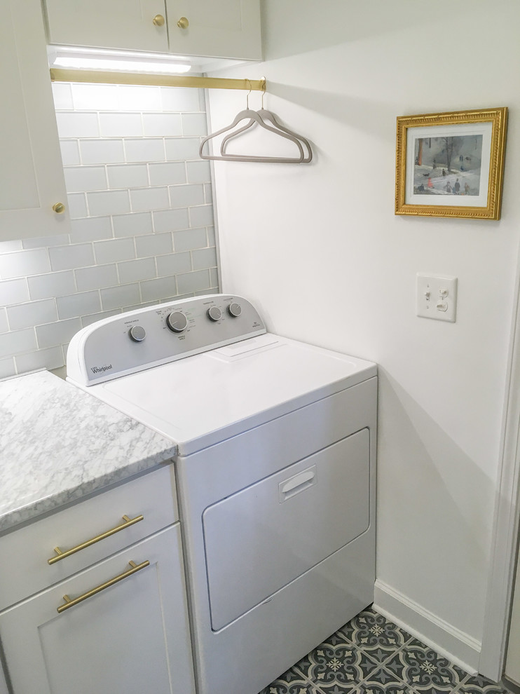 Foto di una piccola sala lavanderia chic con lavello sottopiano, ante lisce, ante bianche, top in marmo, pareti bianche, pavimento in gres porcellanato e lavatrice e asciugatrice affiancate