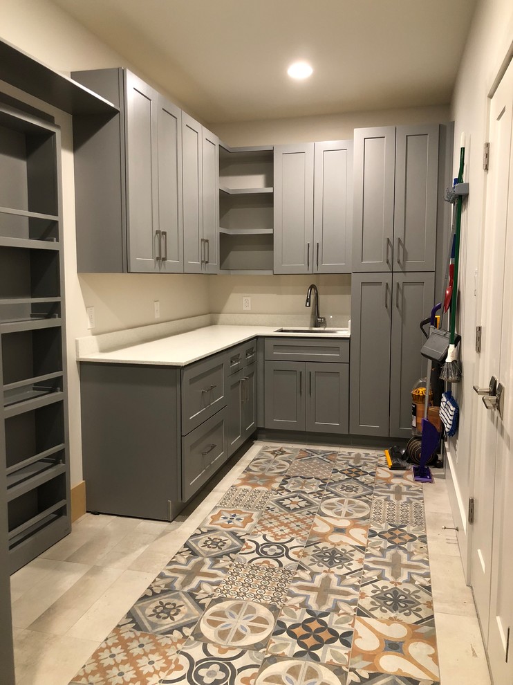 Geräumige Klassische Waschküche in U-Form mit Unterbauwaschbecken, Schrankfronten im Shaker-Stil, grauen Schränken, Quarzwerkstein-Arbeitsplatte, grauer Wandfarbe, Porzellan-Bodenfliesen und buntem Boden in Dallas
