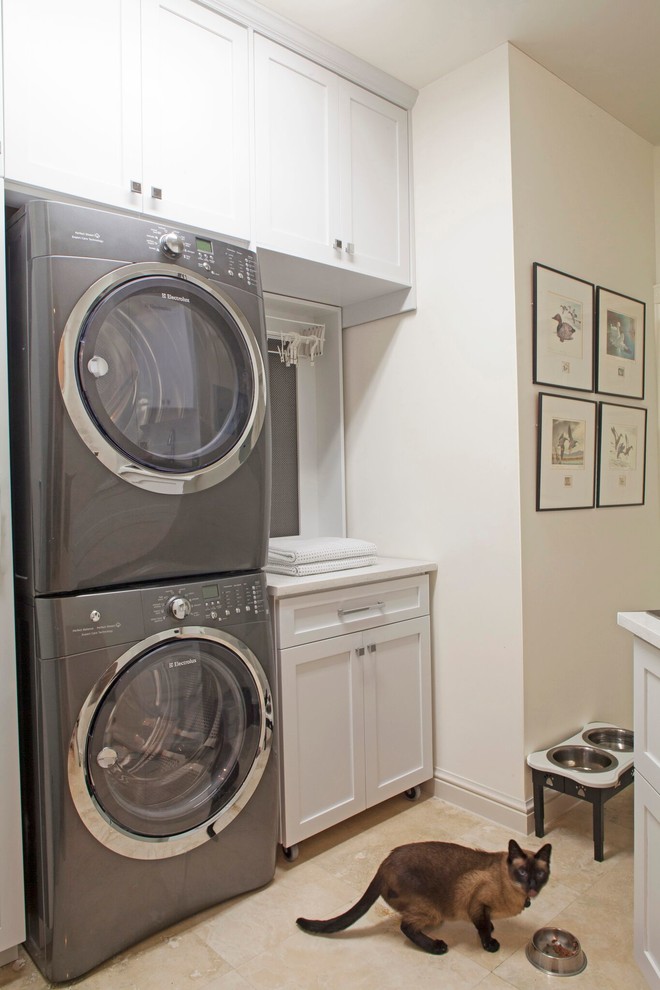 Exempel på en mellanstor klassisk linjär tvättstuga enbart för tvätt, med skåp i shakerstil, vita skåp, vita väggar och en tvättpelare